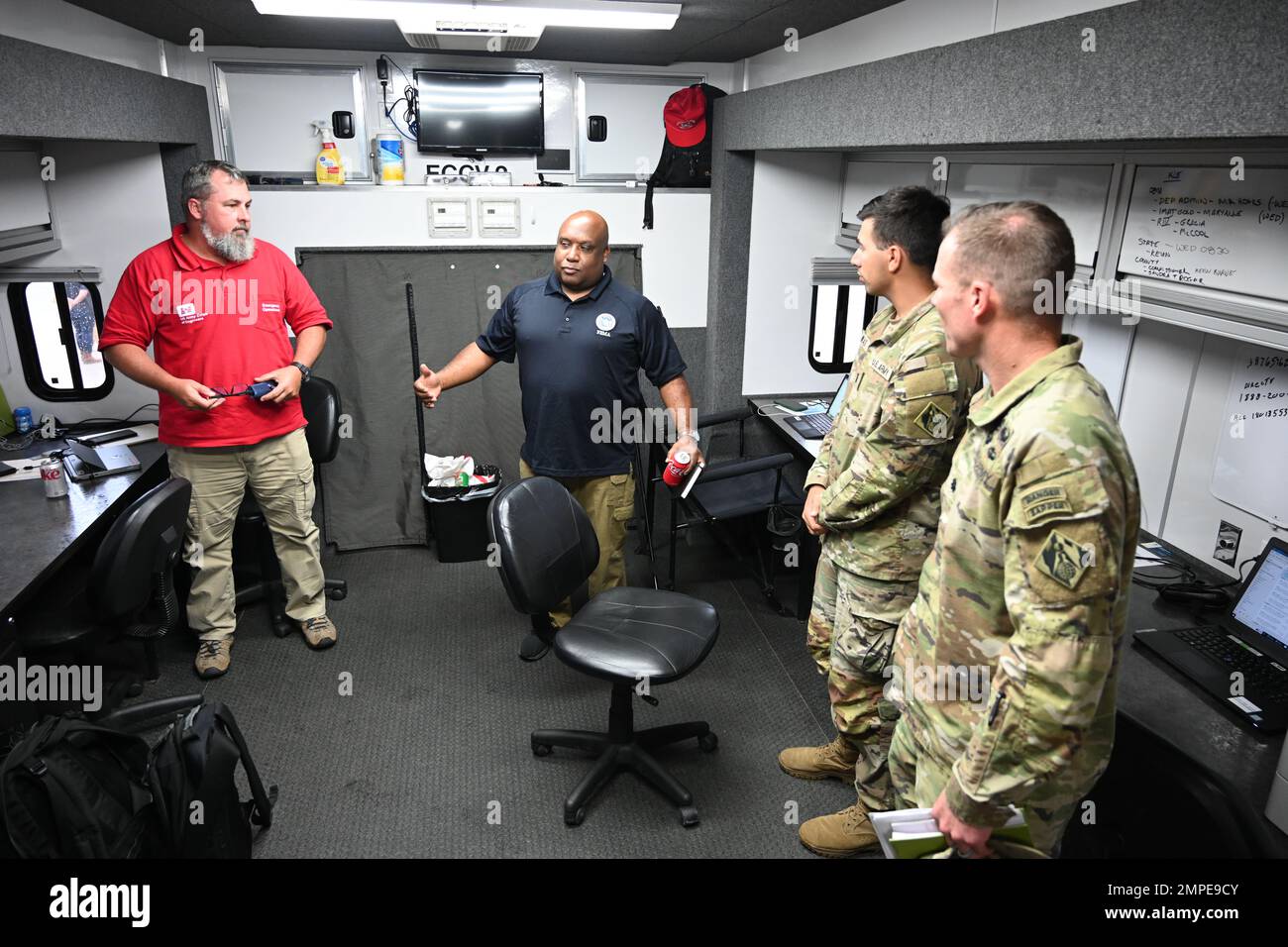 Erik Hooks, vice amministratore della FEMA, parla con i dipendenti dell'USACE per sostenere gli sforzi di recupero dell'uragano Ian presso il Lee County Emergency Operations Center di Fort Myers, Florida, ottobre 13. USACE ha più di 280 dipendenti USACE distribuiti in Florida stanno attivamente sostenendo le operazioni di recupero in aree che includono tetto blu temporaneo, valutazioni delle infrastrutture, alimentazione temporanea e detriti. Foto Stock