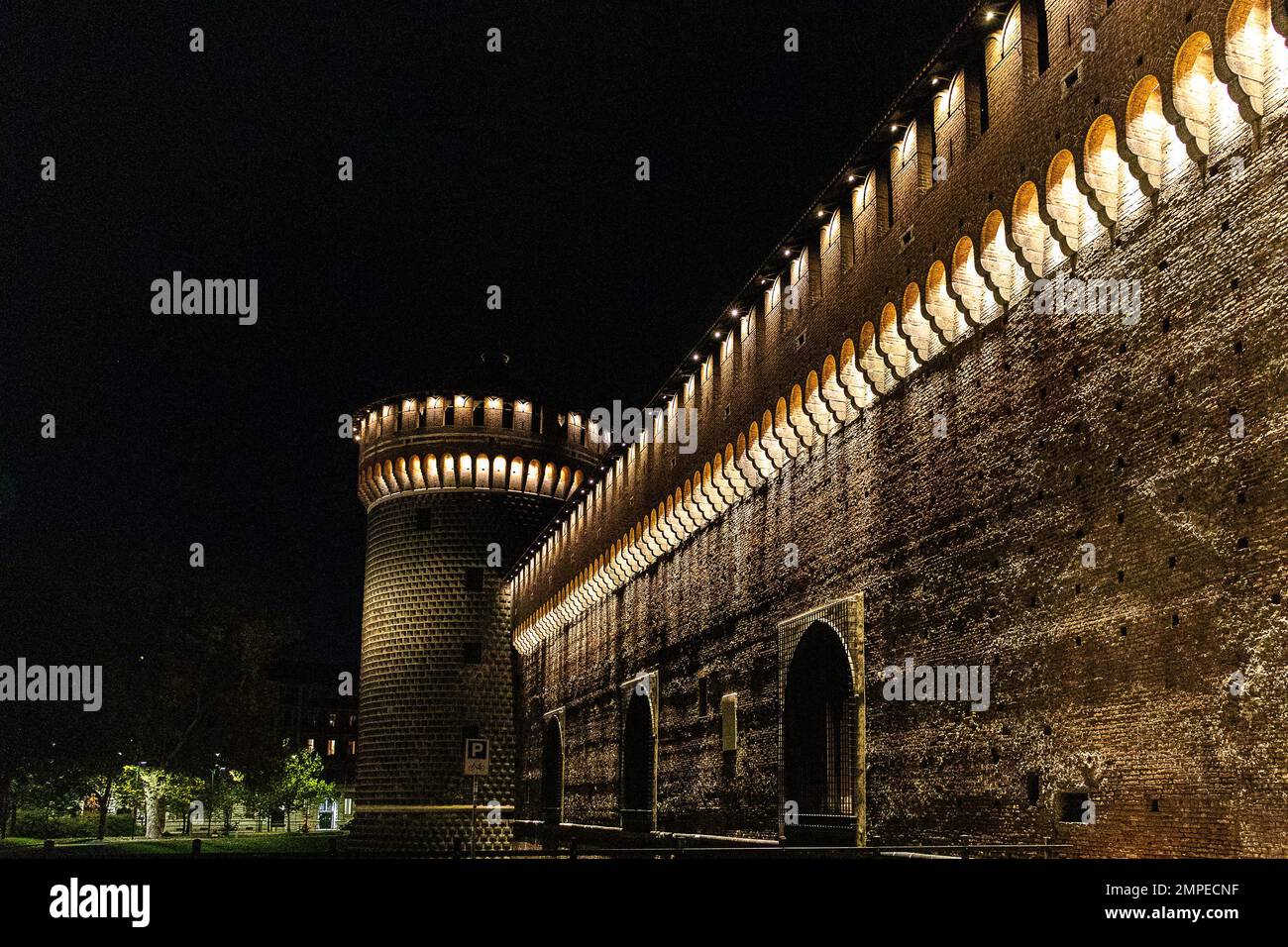 Il Castello Sforzesco è un castello del 15th° secolo a Milano. Servì come fortezza e residenza della famiglia Sforza. Foto Stock