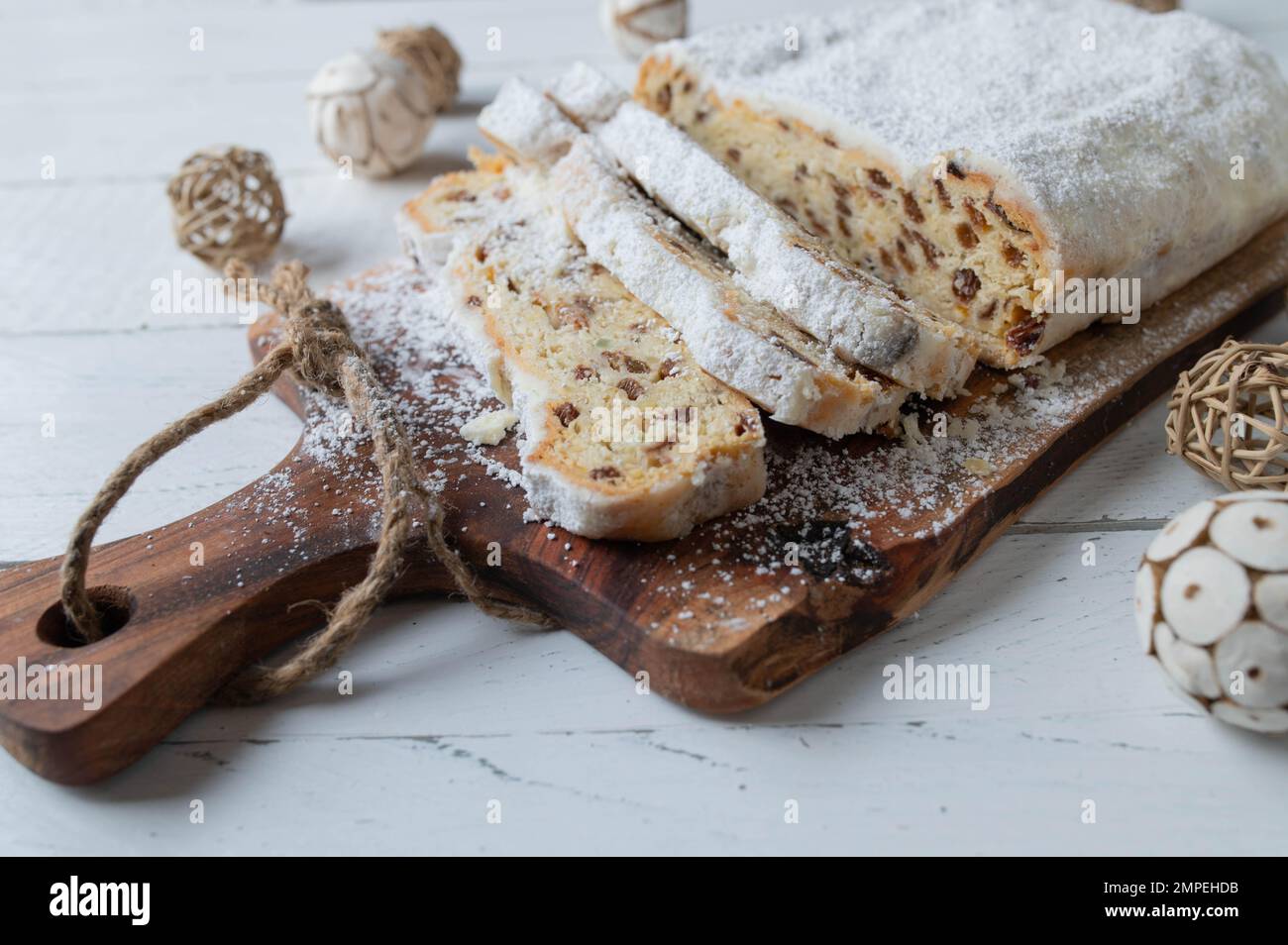 Natale Stollen da Dresda. Tradizionale pane di frutta di natale tedesco su tavola di legno Foto Stock