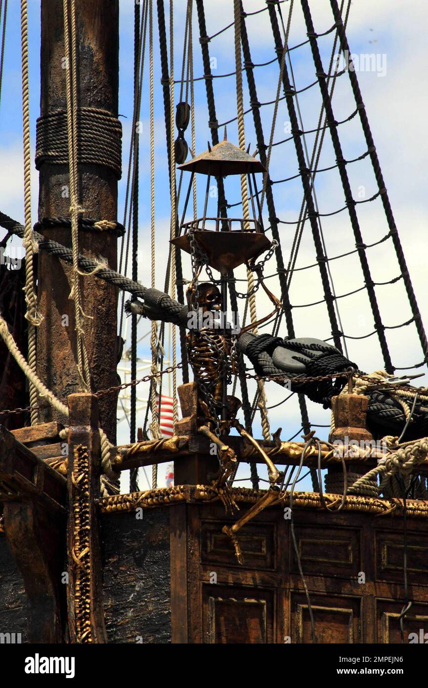 The Black Pearl, la nave di Captain Jack Sparrow nella serie cinematografica "Pirati dei Caraibi" è stata revisionata e rinominata per l'ultimo film "Pirati dei Caraibi: Su Stranger Tides". La Perla Nera fu trasformata nella vendetta della Regina Anna, aggiungendo un terzo ponte e altre caratteristiche distintive. La lunghezza totale dell'imbarcazione è di 110'. Originariamente una barca di servizio in metallo, il telaio è stato ampliato di tre metri e la nave è stata costruita sopra di esso. Johnny Depp tornerà a 'on Stranger Tides' e sarà affiancato dalla nuova co-star Penelope Cruz quando il film sarà pubblicato nel 2011. Honolulu, Ciao. 7/6/10 Foto Stock