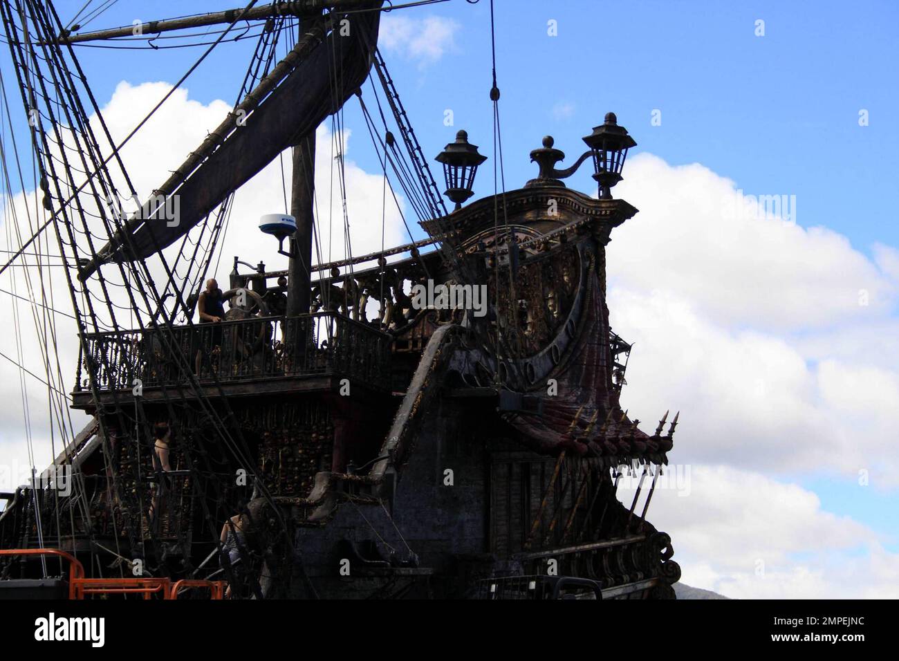 The Black Pearl, la nave di Captain Jack Sparrow nella serie cinematografica "Pirati dei Caraibi" è stata revisionata e rinominata per l'ultimo film "Pirati dei Caraibi: Su Stranger Tides". La Perla Nera fu trasformata nella vendetta della Regina Anna, aggiungendo un terzo ponte e altre caratteristiche distintive. La lunghezza totale dell'imbarcazione è di 110'. Originariamente una barca di servizio in metallo, il telaio è stato ampliato di tre metri e la nave è stata costruita sopra di esso. Johnny Depp tornerà a 'on Stranger Tides' e sarà affiancato dalla nuova co-star Penelope Cruz quando il film sarà pubblicato nel 2011. Honolulu, Ciao. 7/6/10 Foto Stock
