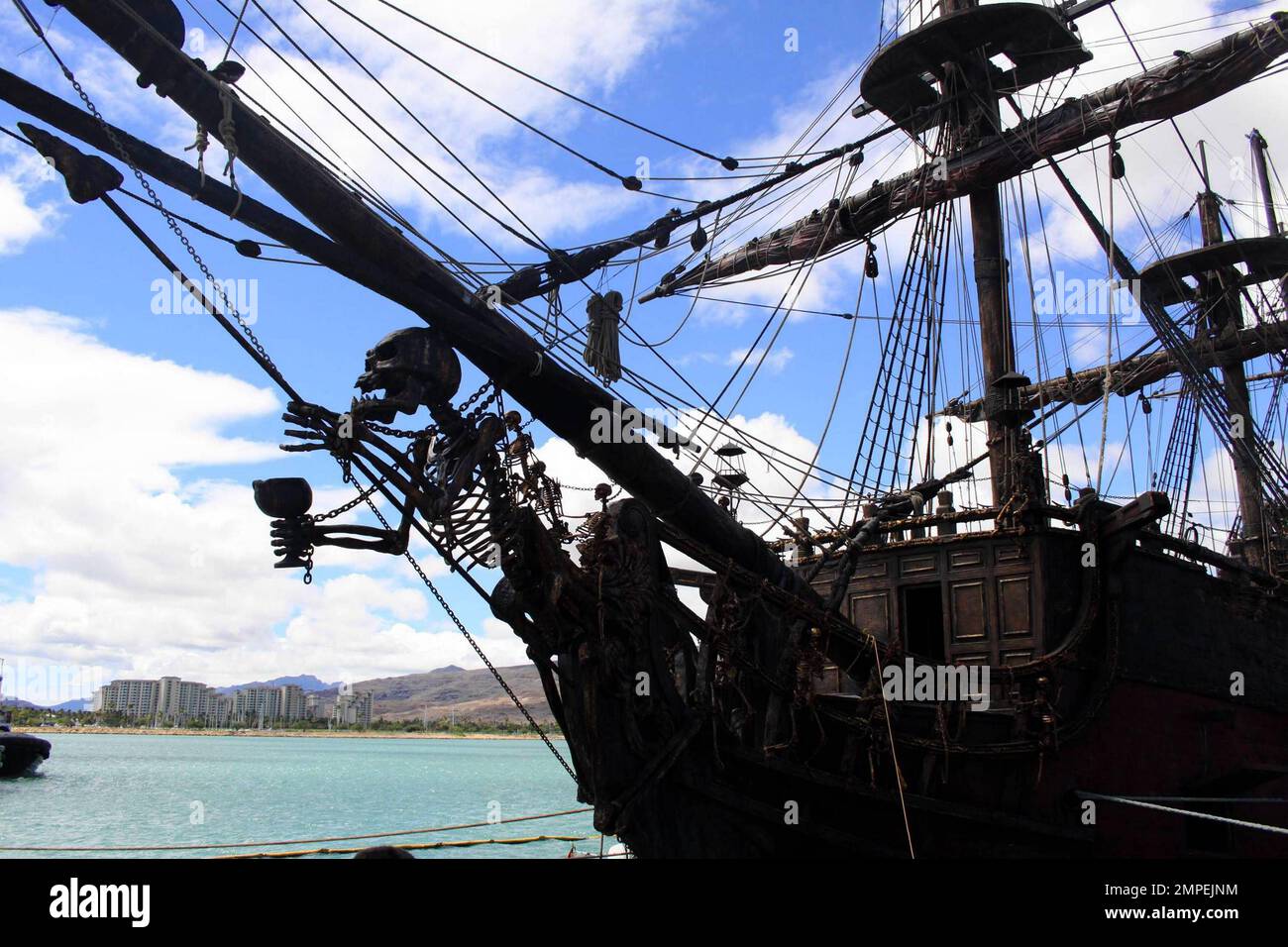 ✓ NAVE QUEEN ANNE'S REVENGE BARBA NERA PIRATI DEI CARAIBI JACK