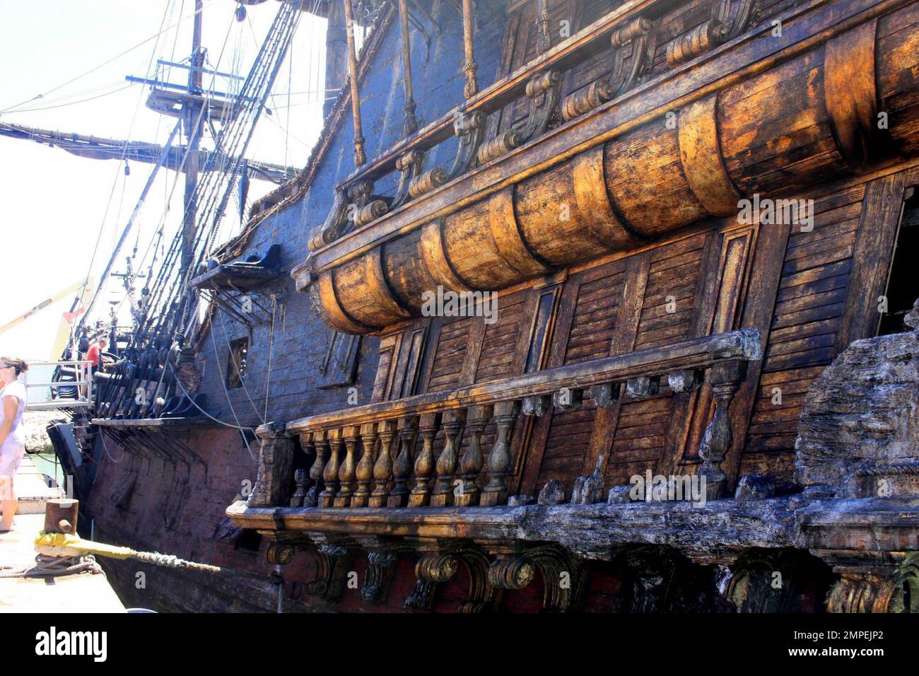 The Black Pearl, la nave di Captain Jack Sparrow nella serie cinematografica "Pirati dei Caraibi" è stata revisionata e rinominata per l'ultimo film "Pirati dei Caraibi: Su Stranger Tides". La Perla Nera fu trasformata nella vendetta della Regina Anna, aggiungendo un terzo ponte e altre caratteristiche distintive. La lunghezza totale dell'imbarcazione è di 110'. Originariamente una barca di servizio in metallo, il telaio è stato ampliato di tre metri e la nave è stata costruita sopra di esso. Johnny Depp tornerà a 'on Stranger Tides' e sarà affiancato dalla nuova co-star Penelope Cruz quando il film sarà pubblicato nel 2011. Honolulu, Ciao. 7/6/10 Foto Stock