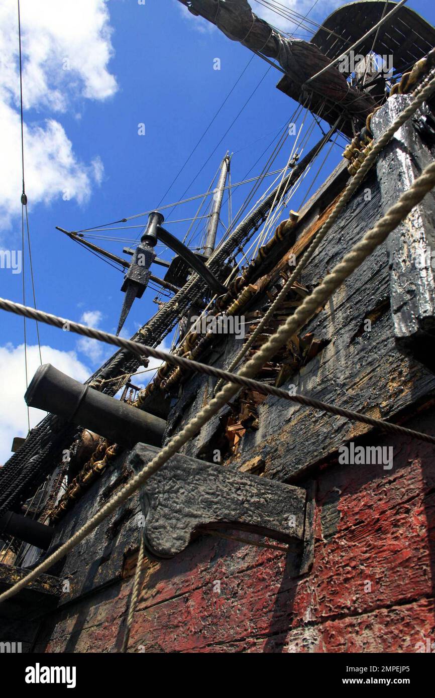 The Black Pearl, la nave di Captain Jack Sparrow nella serie cinematografica "Pirati dei Caraibi" è stata revisionata e rinominata per l'ultimo film "Pirati dei Caraibi: Su Stranger Tides". La Perla Nera fu trasformata nella vendetta della Regina Anna, aggiungendo un terzo ponte e altre caratteristiche distintive. La lunghezza totale dell'imbarcazione è di 110'. Originariamente una barca di servizio in metallo, il telaio è stato ampliato di tre metri e la nave è stata costruita sopra di esso. Johnny Depp tornerà a 'on Stranger Tides' e sarà affiancato dalla nuova co-star Penelope Cruz quando il film sarà pubblicato nel 2011. Honolulu, Ciao. 7/6/10 Foto Stock