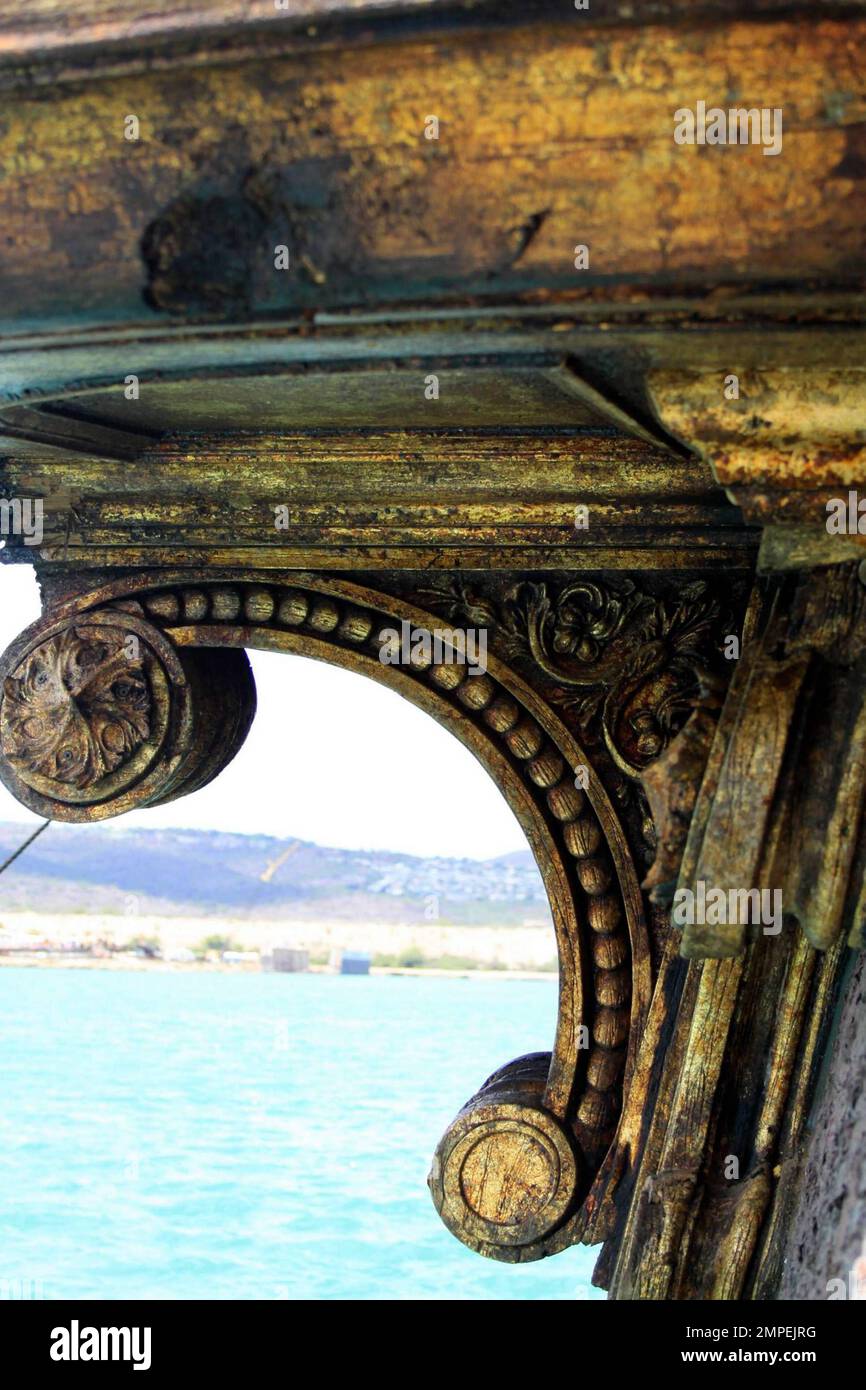 The Black Pearl, la nave di Captain Jack Sparrow nella serie cinematografica "Pirati dei Caraibi" è stata revisionata e rinominata per l'ultimo film "Pirati dei Caraibi: Su Stranger Tides". La Perla Nera fu trasformata nella vendetta della Regina Anna, aggiungendo un terzo ponte e altre caratteristiche distintive. La lunghezza totale dell'imbarcazione è di 110'. Originariamente una barca di servizio in metallo, il telaio è stato ampliato di tre metri e la nave è stata costruita sopra di esso. Johnny Depp tornerà a 'on Stranger Tides' e sarà affiancato dalla nuova co-star Penelope Cruz quando il film sarà pubblicato nel 2011. Honolulu, Ciao. 7/6/10 Foto Stock