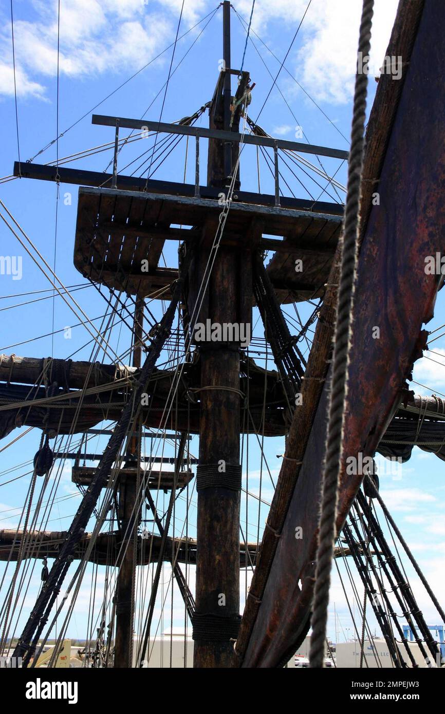 The Black Pearl, la nave di Captain Jack Sparrow nella serie cinematografica "Pirati dei Caraibi" è stata revisionata e rinominata per l'ultimo film "Pirati dei Caraibi: Su Stranger Tides". La Perla Nera fu trasformata nella vendetta della Regina Anna, aggiungendo un terzo ponte e altre caratteristiche distintive. La lunghezza totale dell'imbarcazione è di 110'. Originariamente una barca di servizio in metallo, il telaio è stato ampliato di tre metri e la nave è stata costruita sopra di esso. Johnny Depp tornerà a 'on Stranger Tides' e sarà affiancato dalla nuova co-star Penelope Cruz quando il film sarà pubblicato nel 2011. Honolulu, Ciao. 7/6/10 Foto Stock