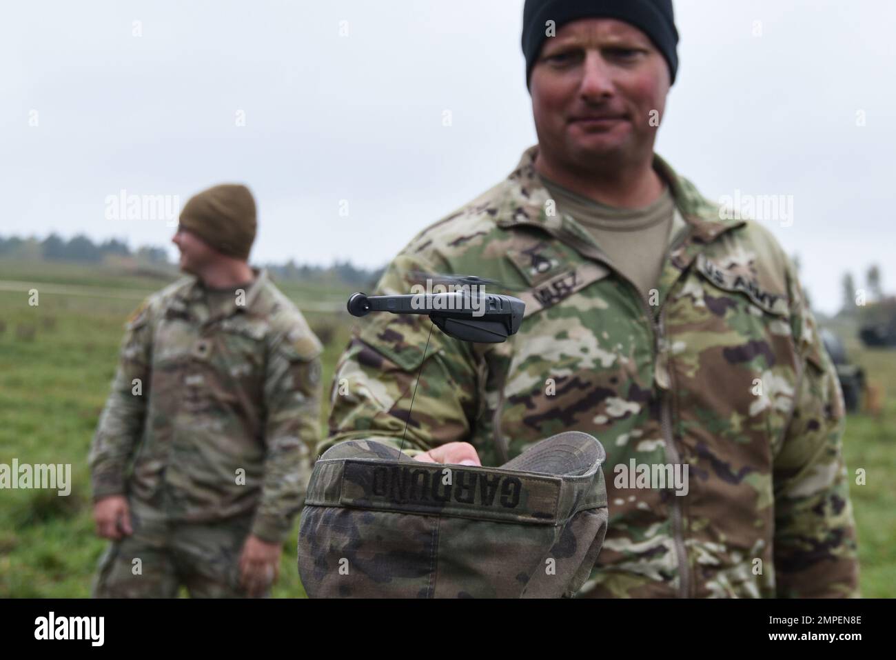 Il Sgt. Jamie Mutz, assegnato al Palehorse Troop, 4th Squadron, 2nd Cavalry Regiment, si prepara a catturare un Drone Nano del Black Hornet PD-100 durante un esercizio di addestramento situazionale presso l'area di addestramento Grafenwoehr del 7th Army Training Command, Germania, 13 ottobre 2022. 2CR fornisce al 7th ATC una forza letale e agile in grado di dispiegare rapidamente in tutto il teatro europeo al fine di assicurare alleati, scoraggiare gli avversari e, se ordinato, difendere l'alleanza NATO. AlwaysReady,ArmyTechnology,StrongerTogether,USArmy, Foto Stock