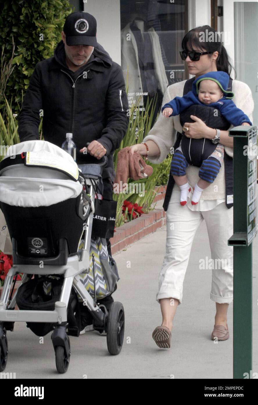 L'attrice Selma Blair è visto trasportare il suo figlio di quattro mesi Arthur con il ragazzo del progettista di moda Jason Bleick che stava spingendo il passeggino del bambino al Malibu Country Mart dove hanno fatto un certo shopping. E 'stato recentemente riferito che la stella 'Cruel intentions' soffre di perdita di capelli post-partum, un effetto collaterale indesiderato della gravidanza. Ha dichiarato, 'questo non è così glamour, ma itÕs vero: Ho bisogno di prendere docce più lunghe in modo da poter raccogliere i capelli che cade e gettarlo via in modo da donÕt ostruire lo scarico. Perché le attrici non ne parlano mai?" Ha continuato con, 'esso appena starte Foto Stock