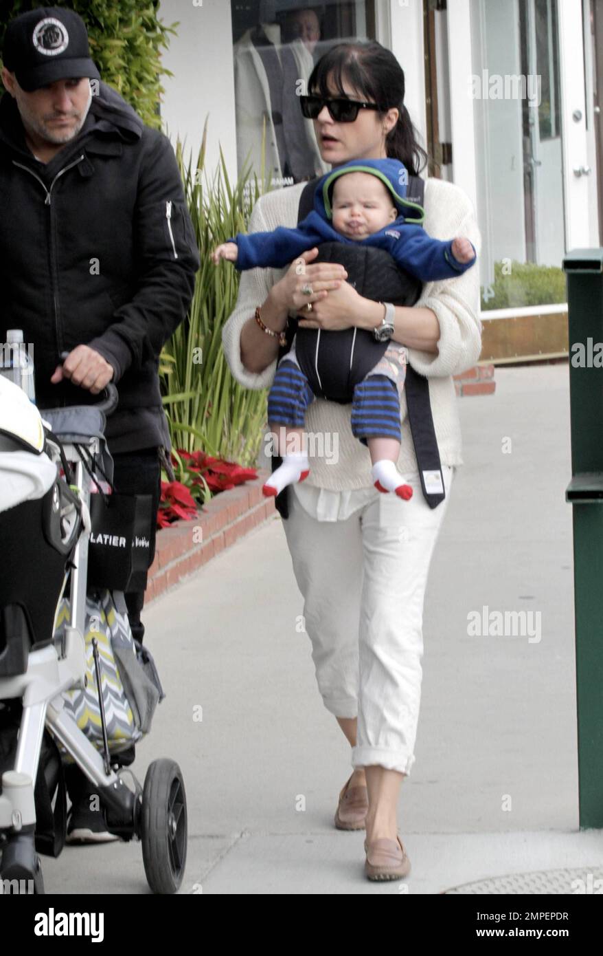 L'attrice Selma Blair è visto trasportare il suo figlio di quattro mesi Arthur con il ragazzo del progettista di moda Jason Bleick che stava spingendo il passeggino del bambino al Malibu Country Mart dove hanno fatto un certo shopping. E 'stato recentemente riferito che la stella 'Cruel intentions' soffre di perdita di capelli post-partum, un effetto collaterale indesiderato della gravidanza. Ha dichiarato, 'questo non è così glamour, ma itÕs vero: Ho bisogno di prendere docce più lunghe in modo da poter raccogliere i capelli che cade e gettarlo via in modo da donÕt ostruire lo scarico. Perché le attrici non ne parlano mai?" Ha continuato con, 'esso appena starte Foto Stock