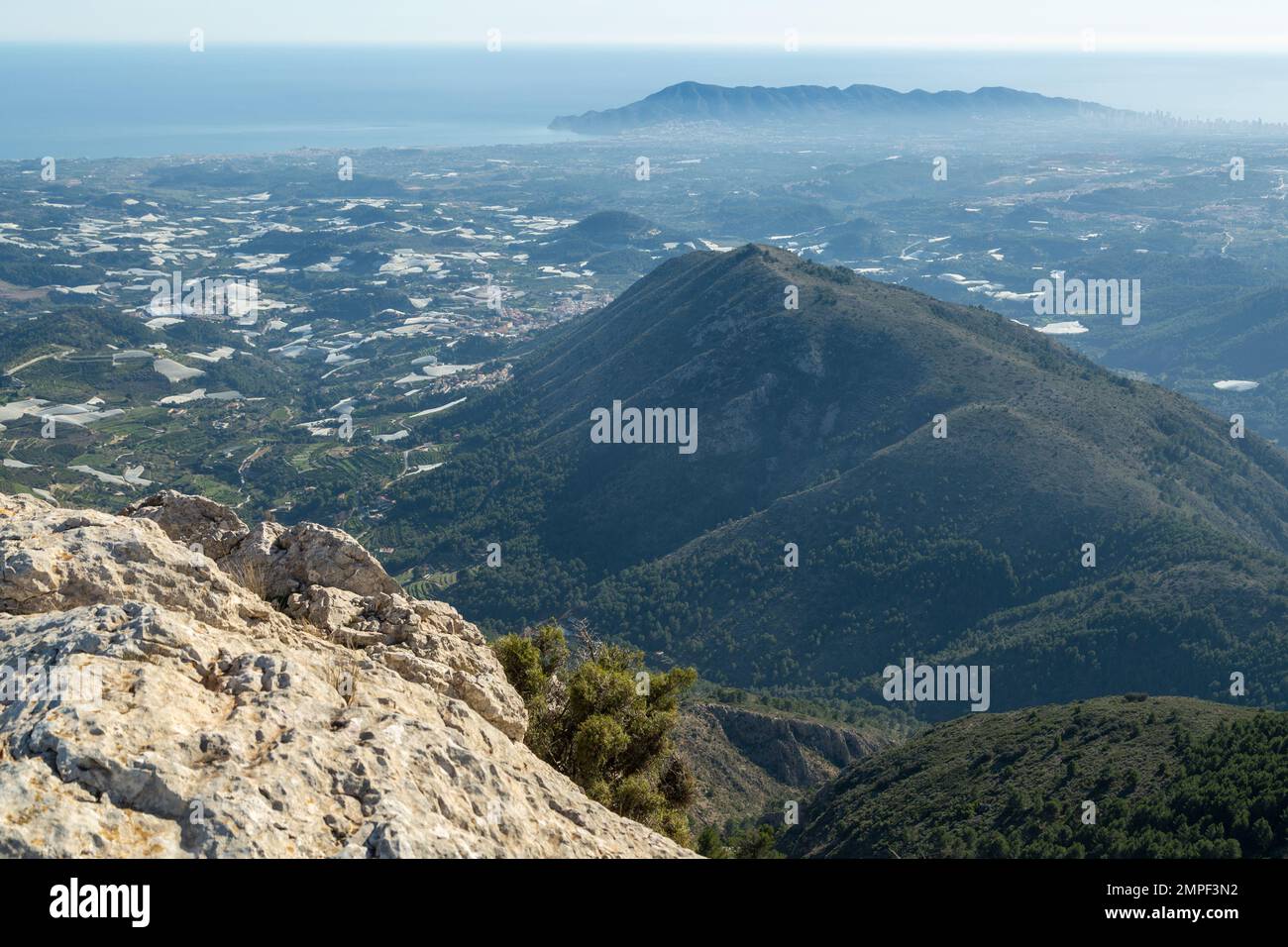 La cima del Morro Blanc sulle colline della Serra de la Xorta con la collina più piccola della Serra Almedia e il parco naturale della Sierra Helada sullo sfondo Foto Stock