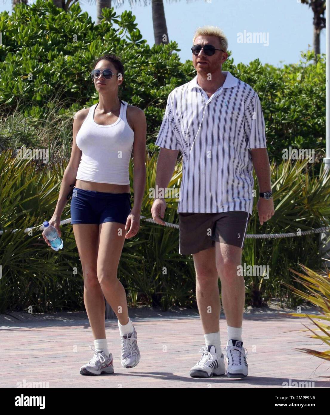 Boris Becker e Fiance Sharlely vanno per una corsa mattutina. Sharlely indossava un bikini sotto i suoi abiti da jogging invece di un reggiseno sportivo che mostrava la sua figura più mentre scherzava. Miami, Florida. 4/1/09. . . Foto Stock