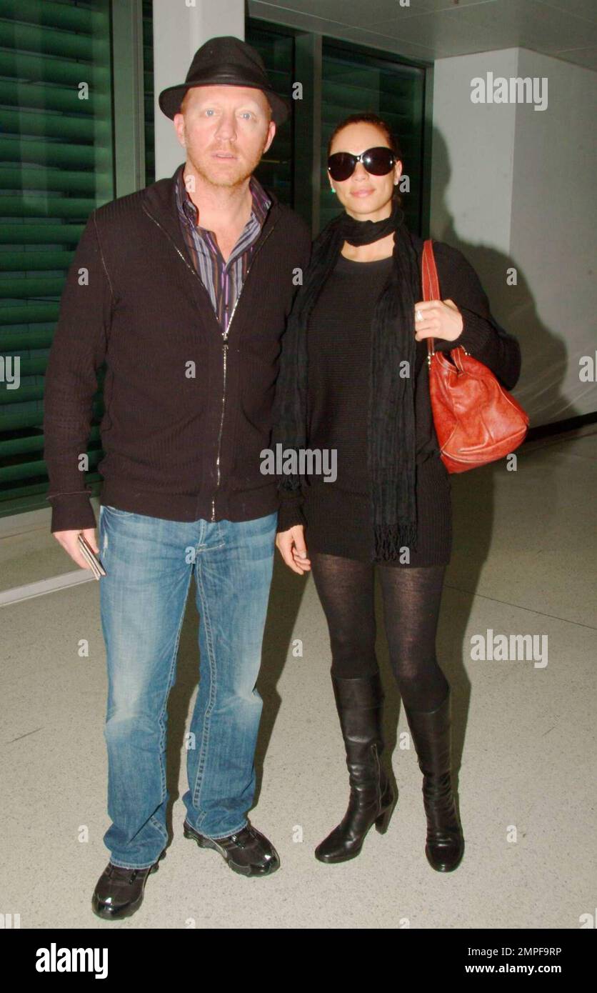 Esclusivo!! Il campione di tennis Boris Becker e Sharlely Kerssenberg arrivano all'Aeroporto Internazionale di Miami dopo un volo all'estero. I due si posarono per le foto e si fecero strada verso un veicolo in attesa. Boris aiutò un portiere a caricare i loro bagagli, compresi alcuni dei suoi bagagli, nel veicolo prima di partire. Miami, Florida. 3/28/09. Foto Stock