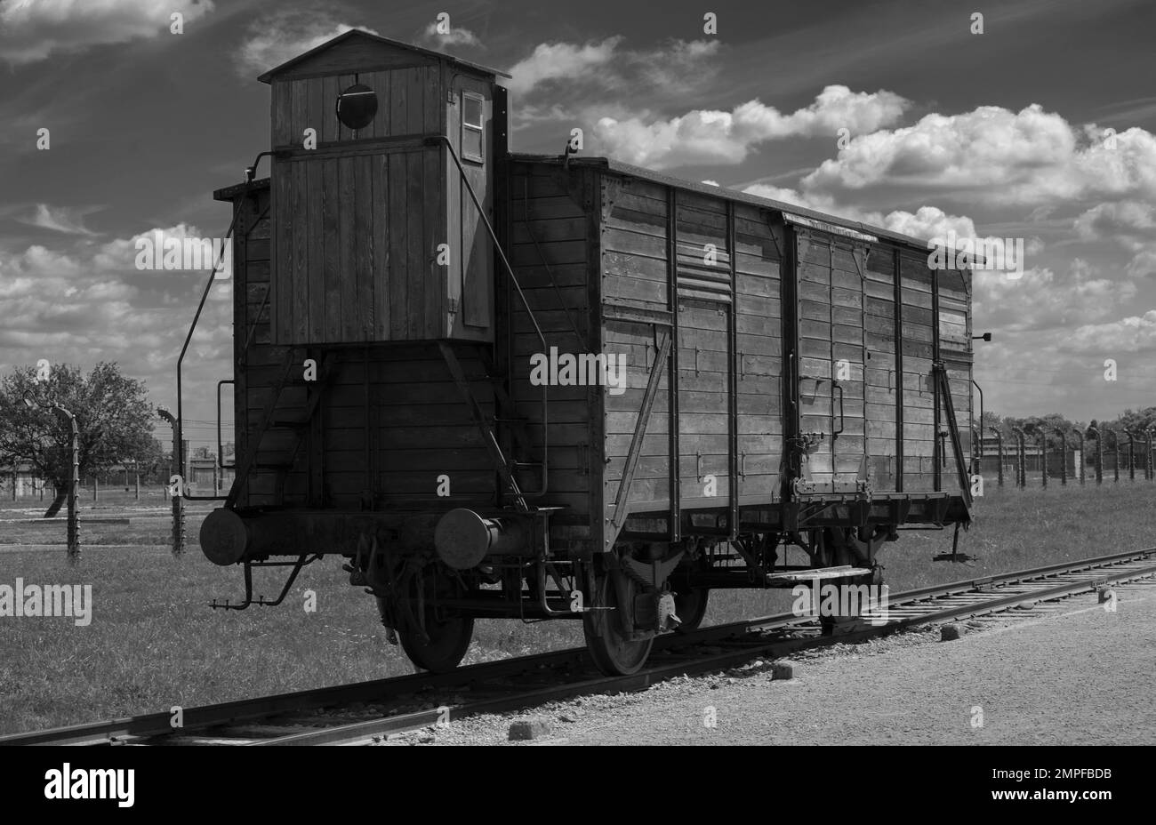 Oswiecim, Polonia - 15 giugno 2022 campo di concentramento di Auswitz. Vagone ferroviario di legno nella ferrovia del campo per il trasferimento dei prigionieri a Birkenau. Foto Stock