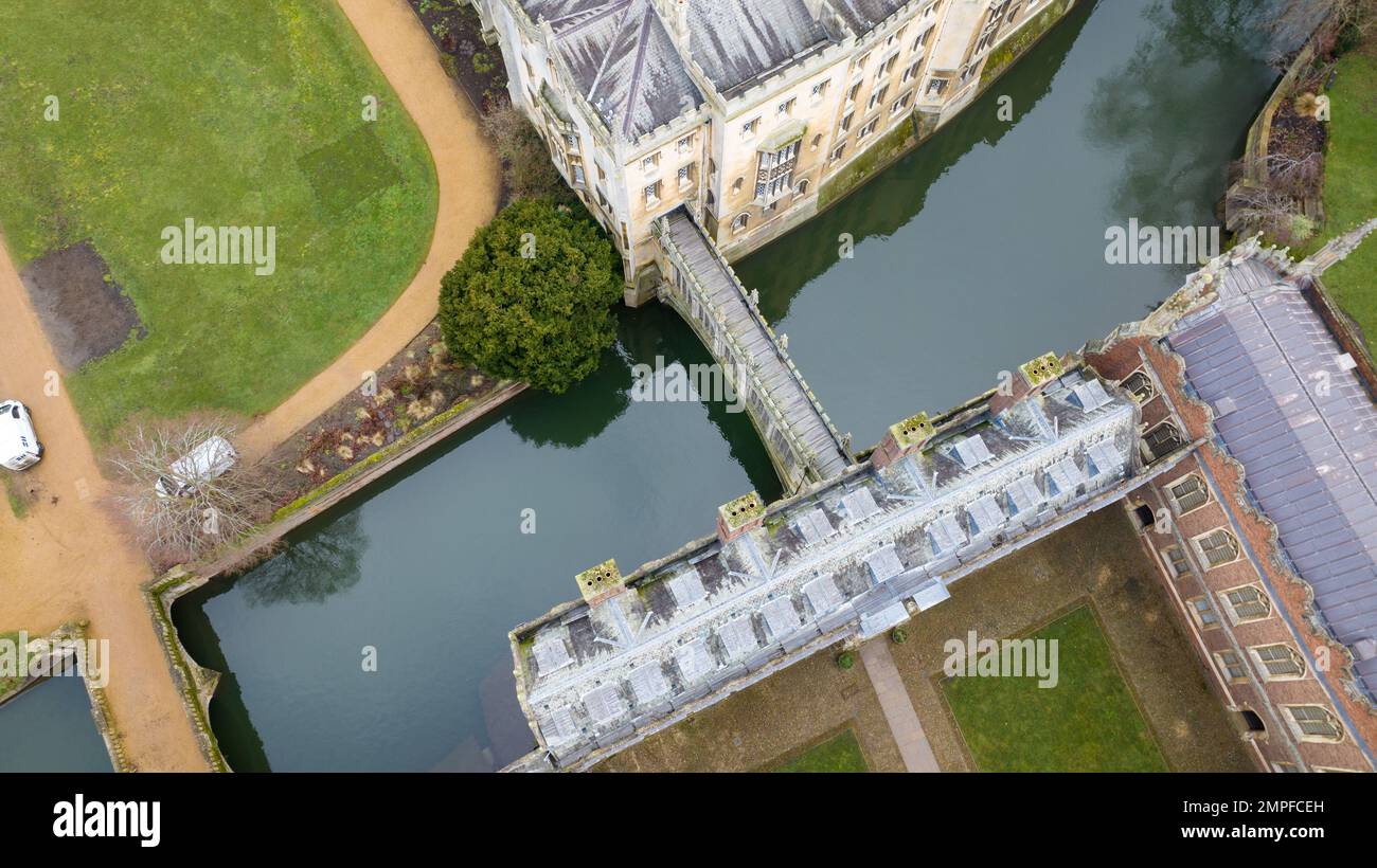 La foto del gennaio 26th 2023 mostra una vista aerea del Ponte dei Sospiri del St John’s College dell’Università di Cambridge. Foto Stock