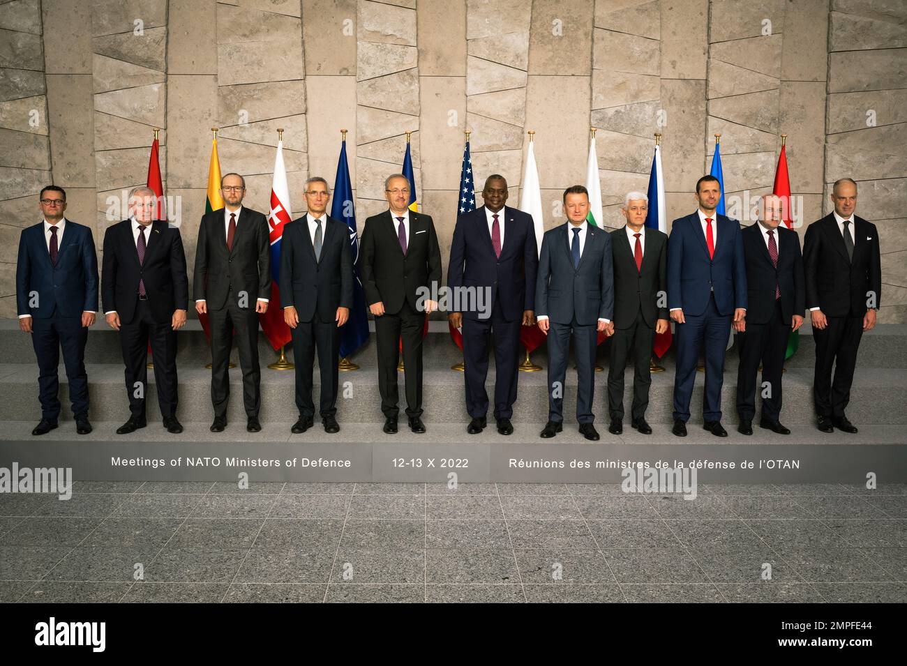 Il Segretario della Difesa Lloyd J. Austin III e il Segretario Generale della NATO Jens Stoltenberg propongono una “foto di famiglia” con i Ministri della Difesa dei nove Paesi di Bucarest prima di un incontro a Bruxelles (Belgio), 14 ottobre 2022. I paesi: Bulgaria, Repubblica ceca, Estonia, Ungheria, Lettonia, La Lituania, la Polonia, la Romania e la Slovacchia sono state istituite nel 2015 dopo l'annessione russa della Crimea per contrastare l'aggressione nell'Europa orientale. (Foto DOD di Chad J. McNeeley) Foto Stock