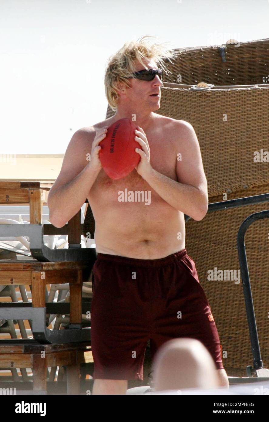 Boris Becker e i suoi figli trascorrono un pomeriggio giocando a calcio e pranzando a Miami Beach. I bambini giocavano e Sharlely ripiegava i vestiti in modo materno. 1/13/07 Foto Stock