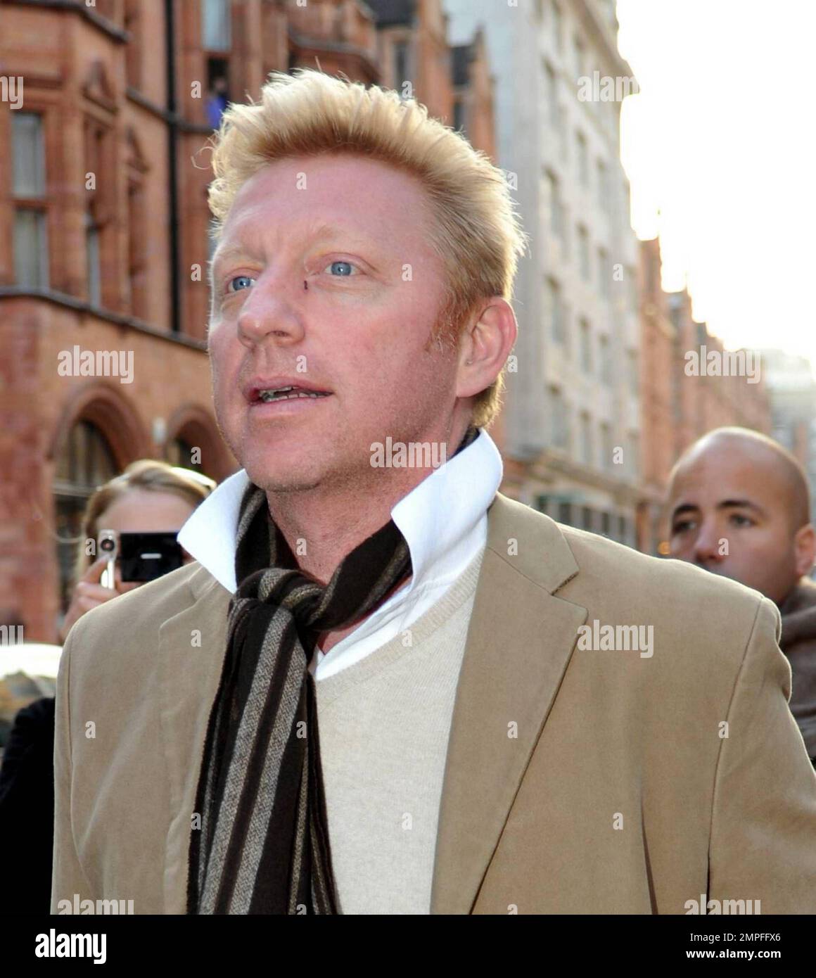 La leggenda tedesca del tennis Boris Becker si fa un po' di shopping in una fredda giornata invernale a Londra, nel Regno Unito. 2/17/10. . Foto Stock