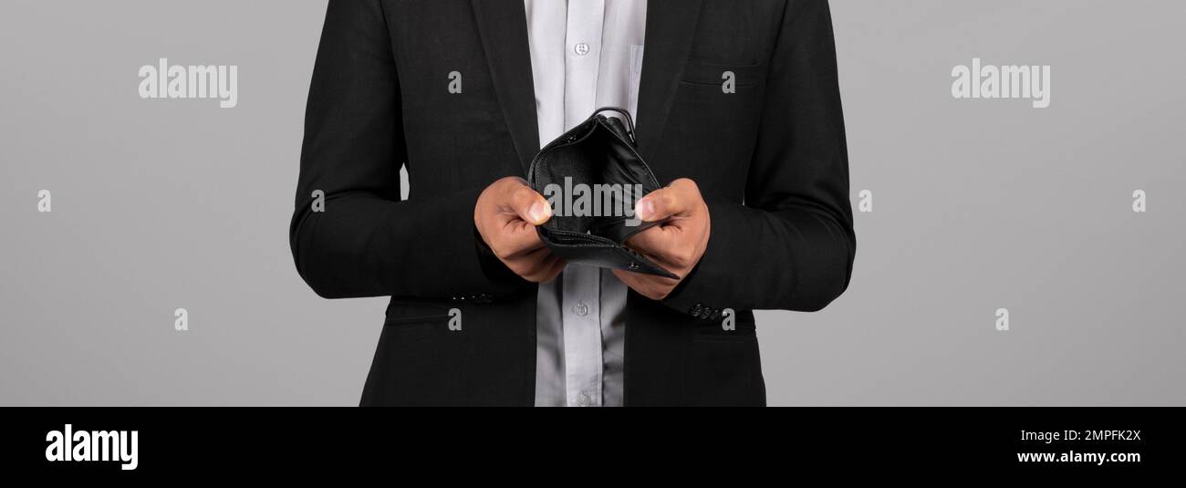 Concetto di fallimento. Persona d'affari che tiene il portafoglio vuoto nelle mani, colpo corto Foto Stock