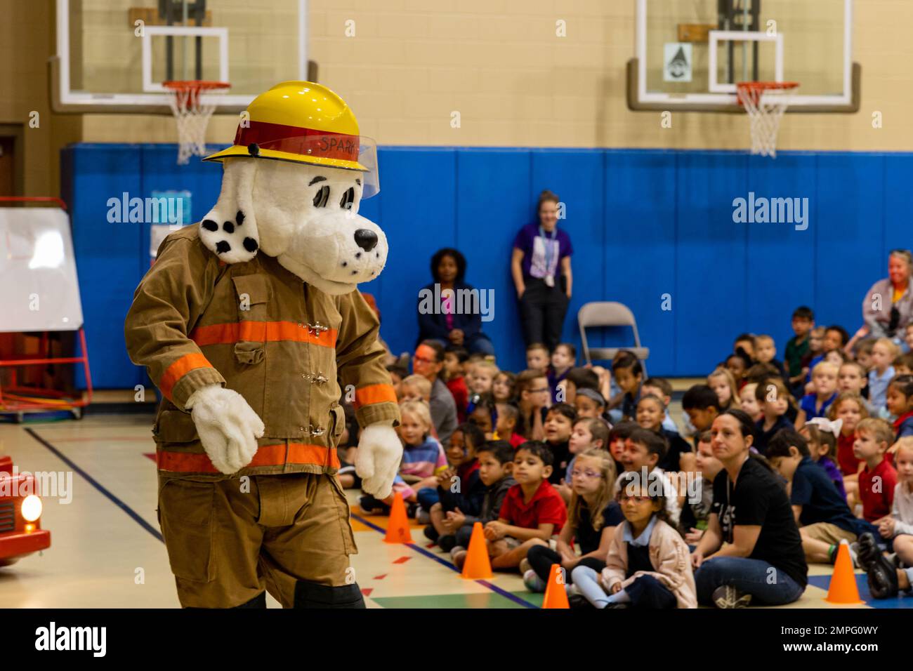 Sparky The Fire Dog, la mascotte per la base del corpo Marino (MCB) Camp Lejeune Fire and Emergency Services Division, interagisce con gli studenti durante la sua visita alla Tarawa Terrace Elementary School for Fire Prevention Week sul MCB Camp Lejeune, North Carolina, 14 ottobre 2022. La MCB Camp Lejeune Fire and Emergency Services Division ha visitato gli studenti della Tarawa Terrace Elementary School per insegnare la sicurezza, le precauzioni e la consapevolezza degli incendi come parte della settimana della prevenzione degli incendi. Il tema di quest’anno è: “Il fuoco non aspetta la tua fuga”. Foto Stock