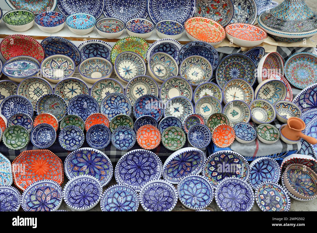 Ceramiche tradizionali esposte in Tunisia Foto Stock