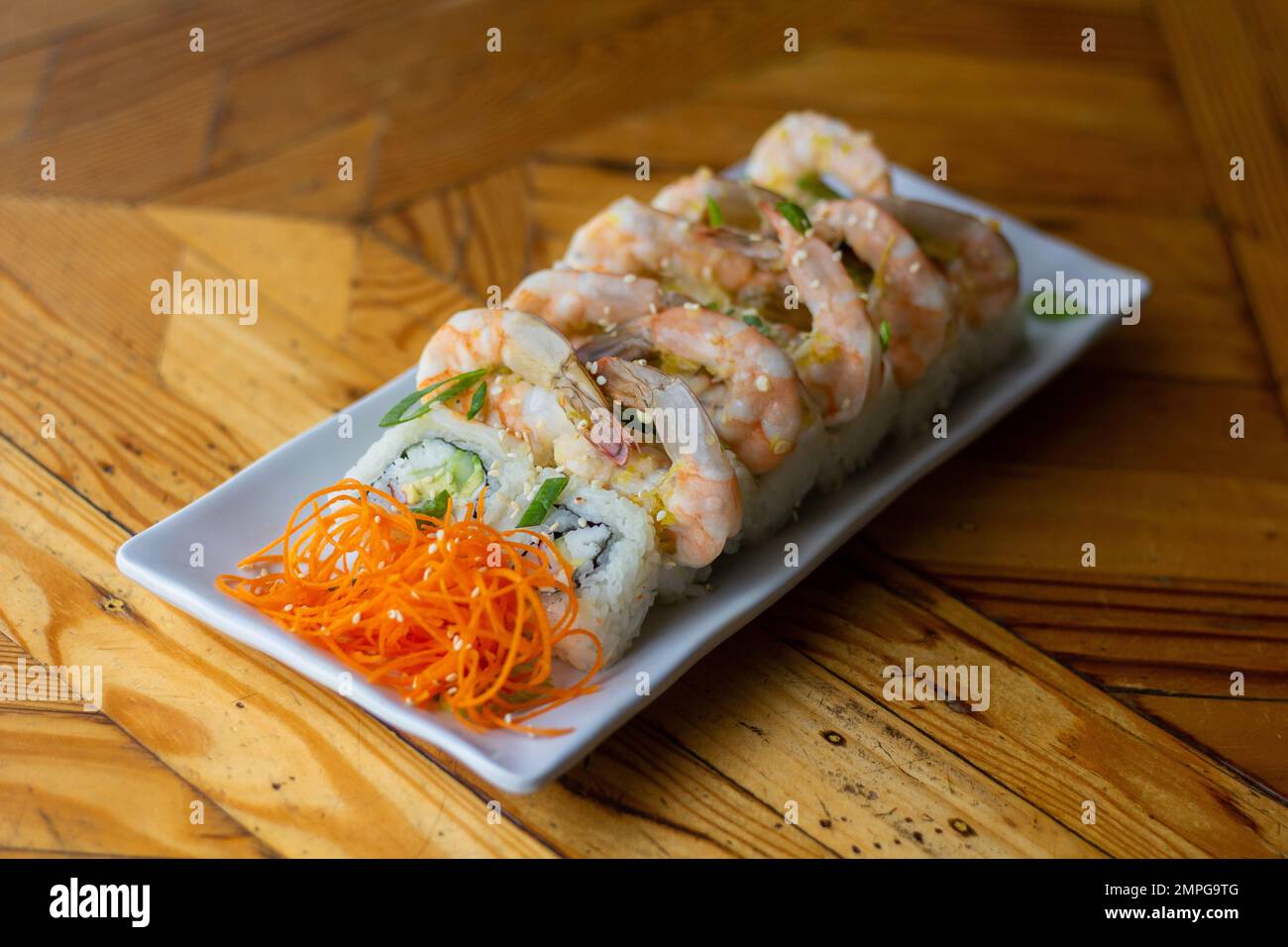 Primo piano dei piatti asiatici con sushi Foto stock - Alamy