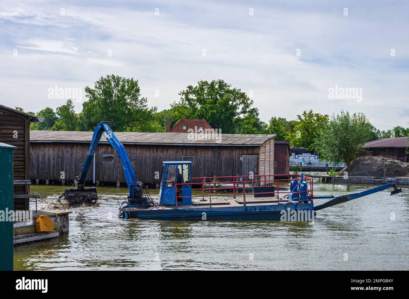 Dragaggio mediante draga galleggiante nel porto turistico di Neustrelitz, Meclemburgo-Pomerania occidentale, Germania, Europa, agosto 4; 2016. Foto Stock