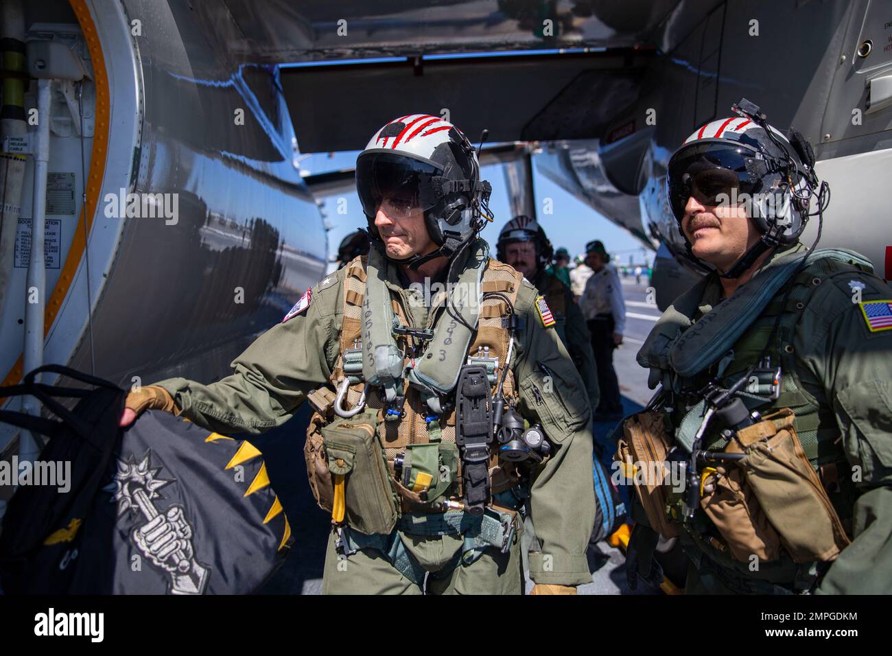 ADM posteriore. Greg Huffman, a sinistra, comandante, Carrier Strike Group (CSG) 12 e CMdR. Drew Huston, comandante degli 'Bear Aces' dello squadrone di comando e controllo di Airborne (VAW) 124 si preparano a bordo di un e-2D Hawkeye, 14 ottobre 2022. Il gruppo GRFCG (Gerald R. Ford Carrier Strike Group) è schierato nell'Oceano Atlantico, conducendo formazione e operazioni insieme agli alleati e ai partner della NATO per migliorare l'integrazione per le operazioni future e dimostrare l'impegno della Marina statunitense verso una regione atlantica pacifica, stabile e priva di conflitti Foto Stock