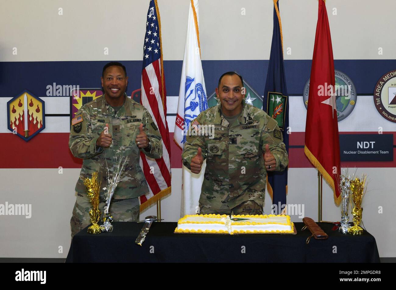 Il comando chimico, biologico, radiologico, nucleare, esplosivo (CBRNE) del 20th ha celebrato il suo 19th° anniversario in anticipo durante una cerimonia di taglio delle torte, che ha avuto una grande partecipazione, il 14 ottobre. La cerimonia è stata ospitata da Brig. Gen. Daryl O. Hood (a sinistra), il comandante generale del comando CBRNE del 20th, e il comando Sgt. Major Jorge Arzabala (a destra), il capo senior arruolato. STATI UNITI Foto dell'esercito di Marshall R. Mason. Foto Stock