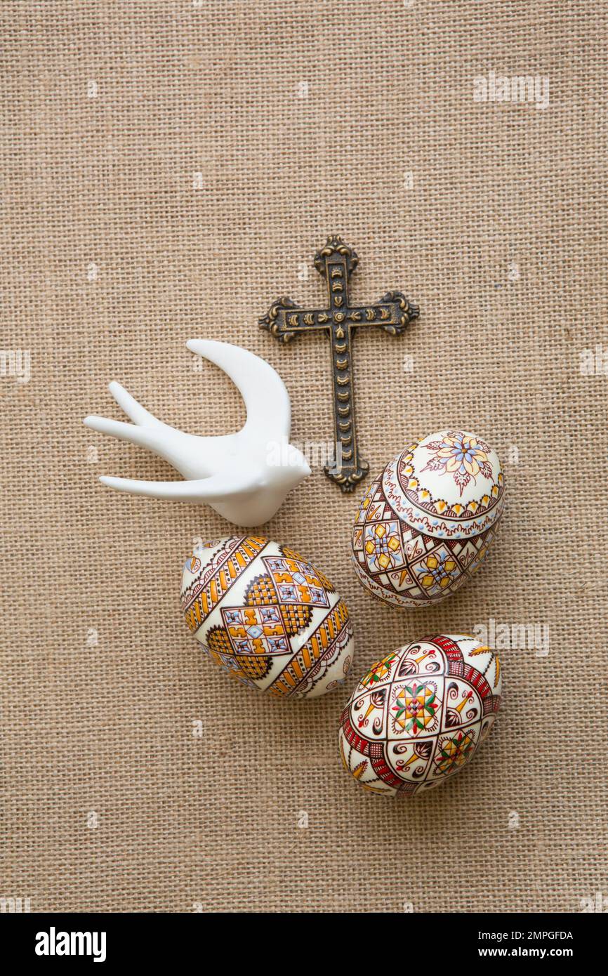 Pasqua accordo con croce, cina colomba e uova decorate Foto Stock