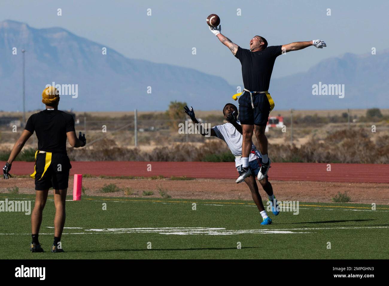 STATI UNITI Personale dell'aeronautica Sgt. Jacob Gates, 49th Logistics Readiness Squadron ufficiale non commissionato responsabile delle licenze di trasporto a terra, intercetta un tiro durante una competizione di Giornata dello sport alla base dell'aeronautica di Holloman, New Mexico, 14 ottobre 2022. I militari di una moltitudine di unità e negozi si sono riuniti per competere in attività di team-building attraverso lo sport. Foto Stock