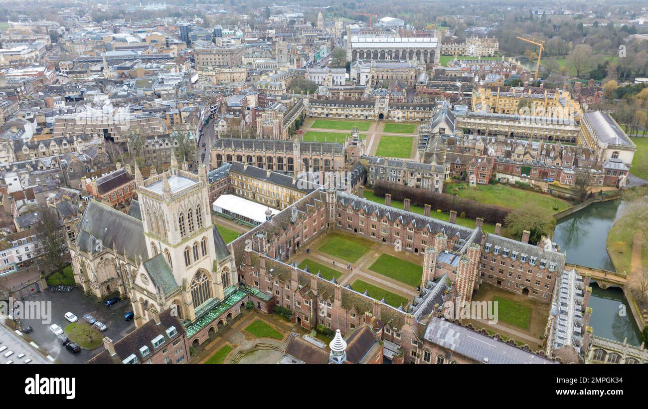 La foto del gennaio 26th 2023 mostra una vista aerea del St John’s College (primo piano) e della King’s College Chapel della Cambridge University. Foto Stock