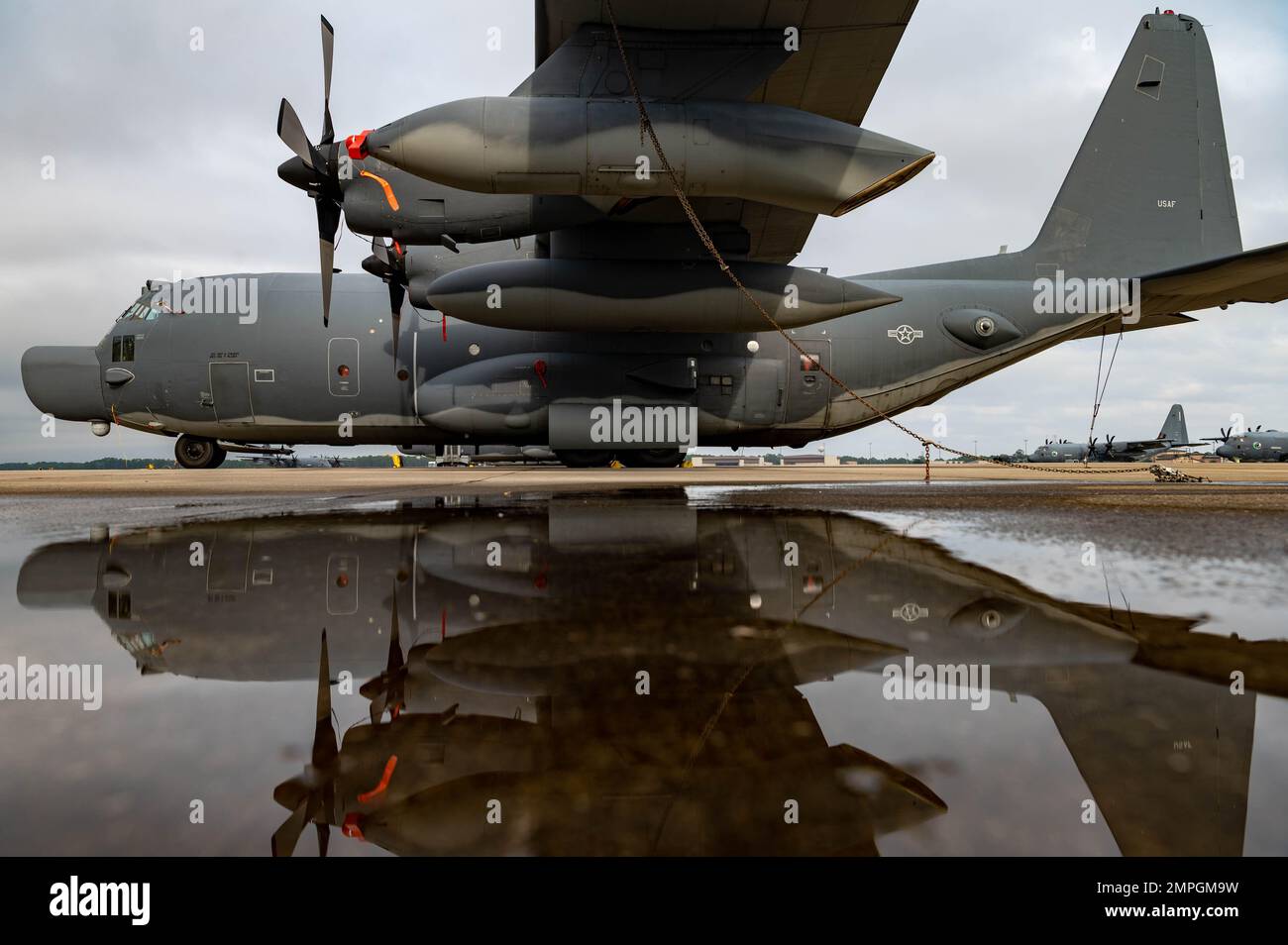 Un MC-130H Combat Talon II è parcheggiato sulla linea di volo a Hurlburt Field, Fla., 15 novembre 2022. L'aeromobile fornisce infiltrazione, esfiltrazione e rifornimento di forze e attrezzature speciali in territorio ostile o negato. Foto Stock