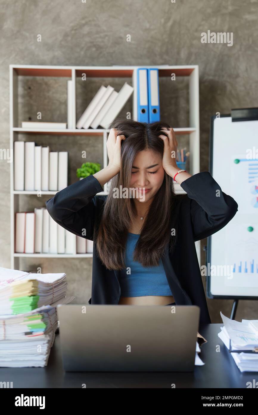 Stressato sopraffatto la persona di affari si sente stanco alla riunione corporativa, allo sforzo al lavoro o al concetto di emicrania Foto Stock