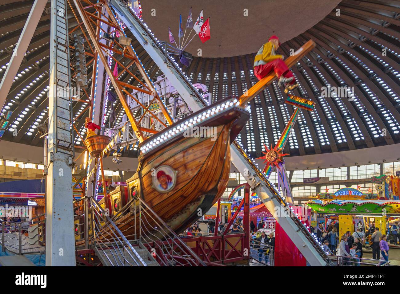 Belgrado, Serbia - 25 dicembre 2022: Parco divertimenti Pirate Ship Pendulum Ride in Large Exhibition Hall Winter Fun Fair. Foto Stock