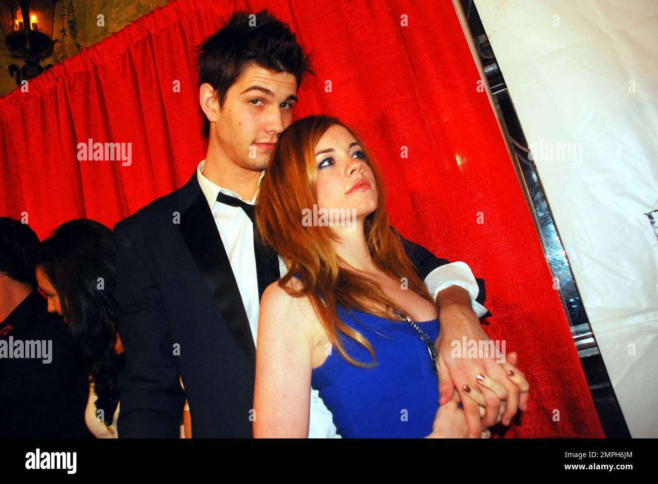 Casey Jon Deidrick e Molly Burnett camminano sul tappeto rosso post-Golden Globes all'evento della Britti Cares International Cancer Foundation al Cabana Club di Hollywood, CA. 1/17/10. . Foto Stock