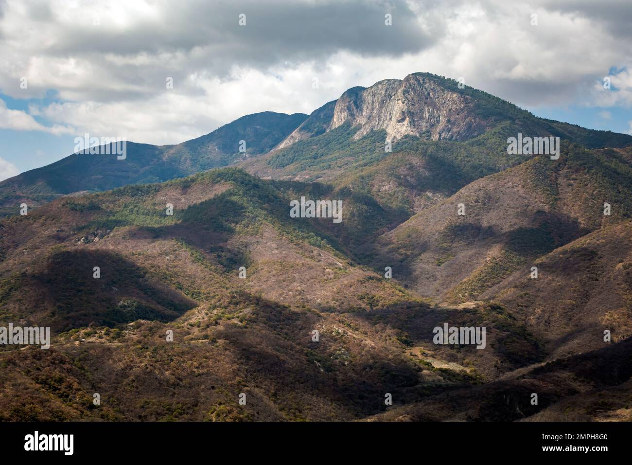 Bellissimo paesaggio delle montagne di San Lorenzo Albarradas nella zona di Hierve el Agua, Oaxaca, Messico Foto Stock