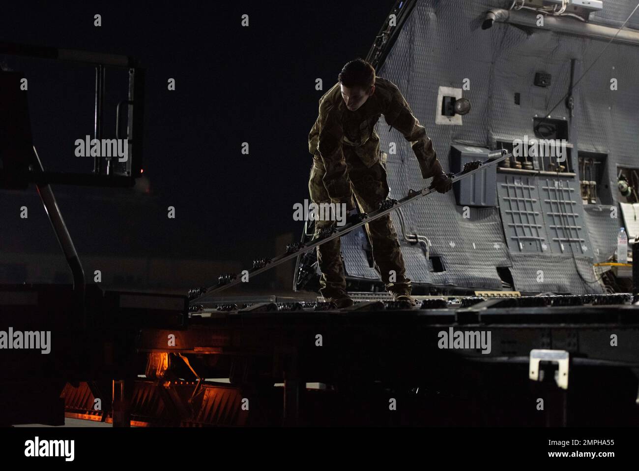 STATI UNITI Jarred D’amico, 22nd Airlift Squadron loadmaster, prepara la stiva di carico su un Super Galaxy C-5C alla Vandenberg Space Force base, California, 16 ottobre 2022. Loadmaster con il 22nd COME coadiuvato nel trasferimento di attrezzature spaziali per un satellite internazionale come parte della missione Surface Water and Ocean Topography. Foto Stock