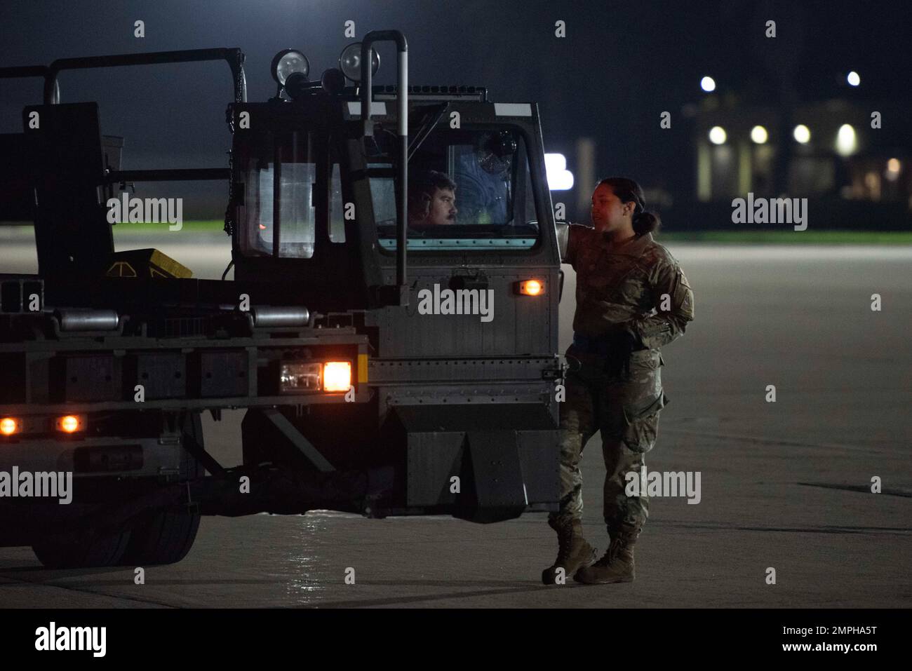STATI UNITI Personale dell'aeronautica Sgt. Myrissa Kahiwalani, destra, 30th Logistics Readiness Specialista di trasporto aereo dello squadrone, coordina le operazioni di offload con il Senior Airman Johnathon Gullo, 30th specialista di trasporti aerei di LRS, alla base dell'aeronautica di Vandenberg, California, 16 ottobre 2022. Il 30th LRS ha contribuito all'offload del satellite internazionale nell'ambito della missione Surface Water and Ocean Topography. Foto Stock