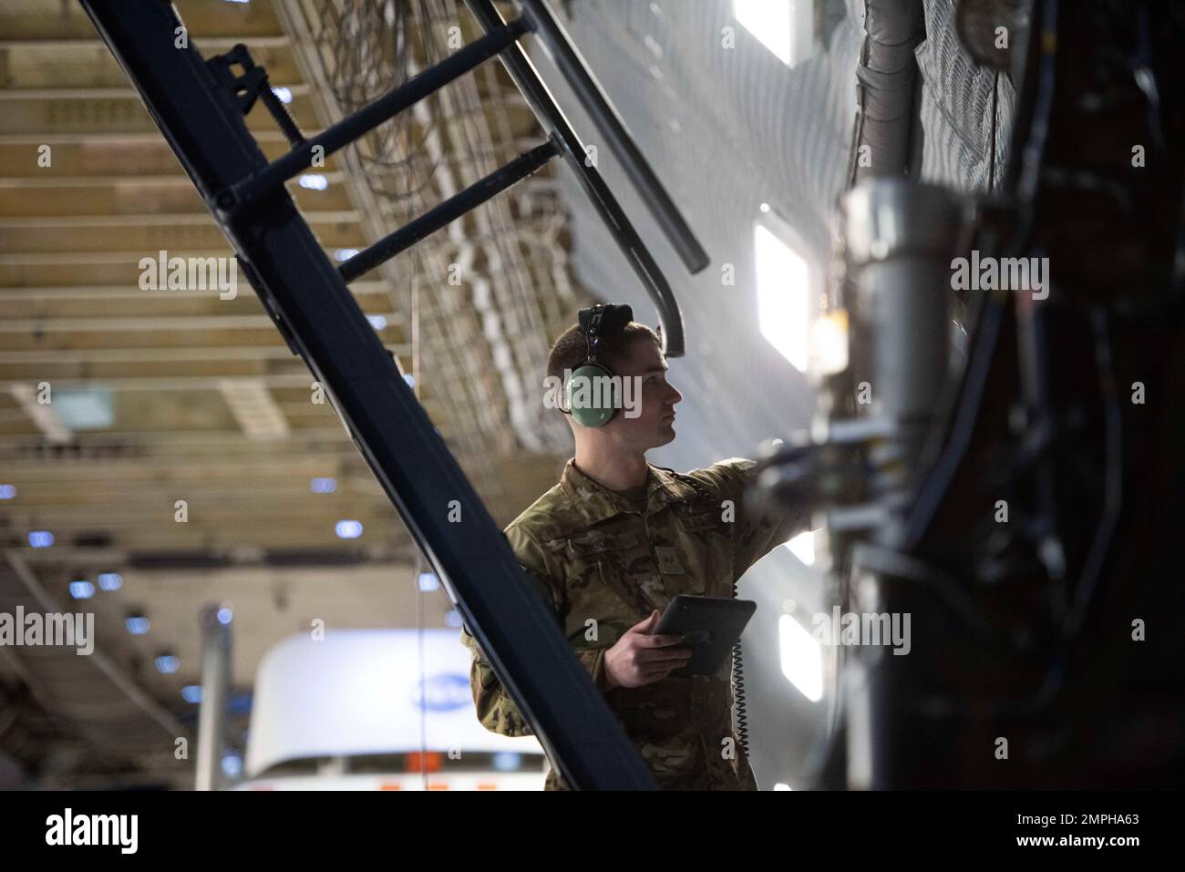 STATI UNITI Air Force Senior Airman Dawson Moore, 22nd Airlift Squadron loadmaster, chiude la parte anteriore di un C-5C Super Galaxy durante un offload di attrezzature spaziali alla Vandenberg Space Force base, California, 16 ottobre 2022. Il trasferimento è stato a sostegno del satellite internazionale come parte della missione Surface Water and Ocean Topography. Foto Stock