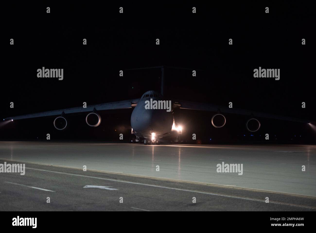 NEGLI STATI UNITI Air Force C-5C Super Galaxy taxi sulla linea di volo alla base della forza spaziale di Vandenberg, California, 16 ottobre 2022. Un equipaggio con il 22nd Airlift Squadron, Travis Air Force base, California, ha trasportato un satellite internazionale come parte della missione Surface Water and Ocean Topography. Foto Stock