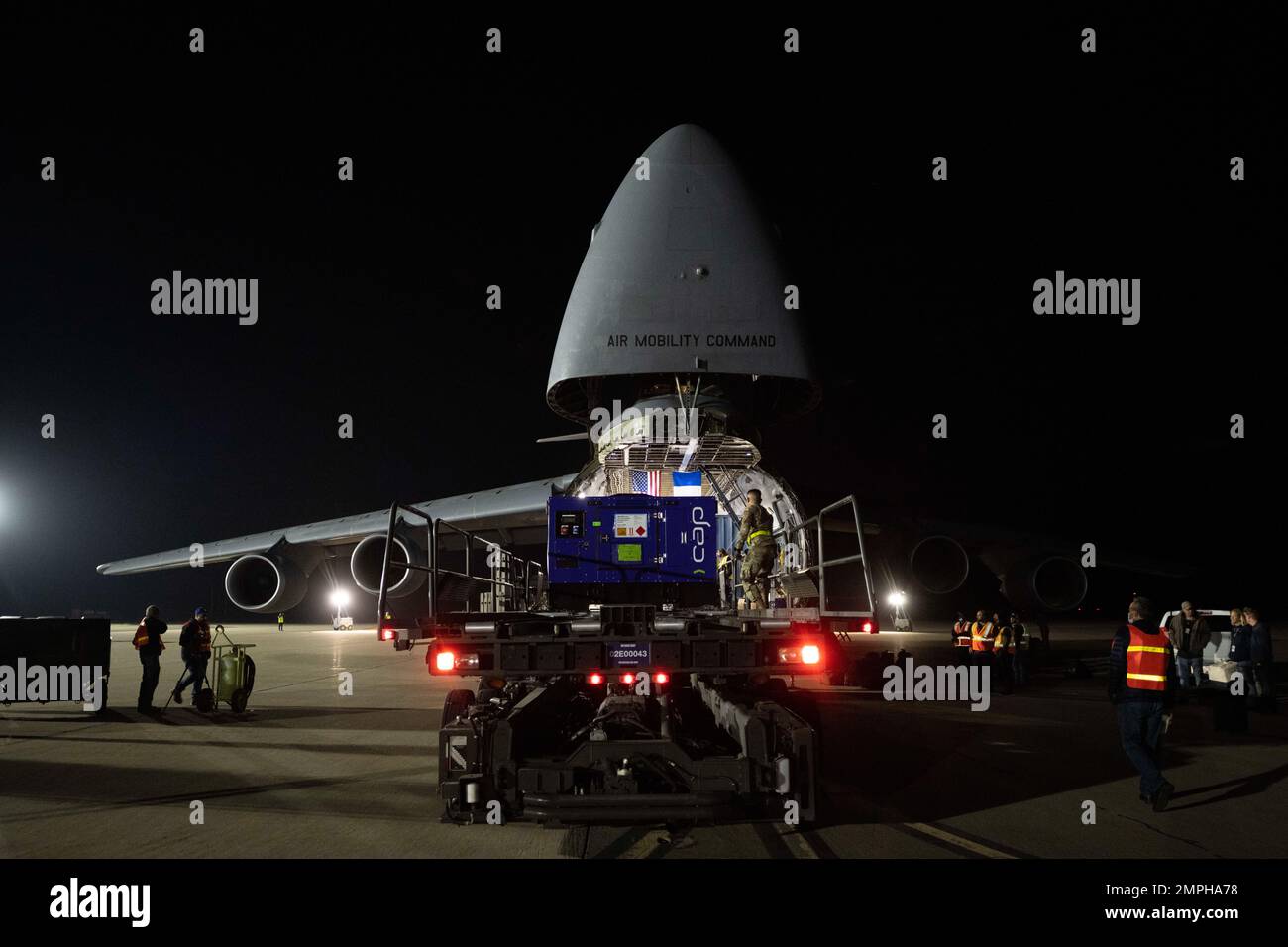 I membri assegnati al 30th Logistics Readiness Squadron trasferiscono le apparecchiature spaziali da un C-5C Super Galaxy a un 60K-Loader presso la Vandenberg Space Force base, California, 16 ottobre 2022. Il 30th LRS ha contribuito all'offload del satellite internazionale nell'ambito della missione Surface Water and Ocean Topography. Foto Stock