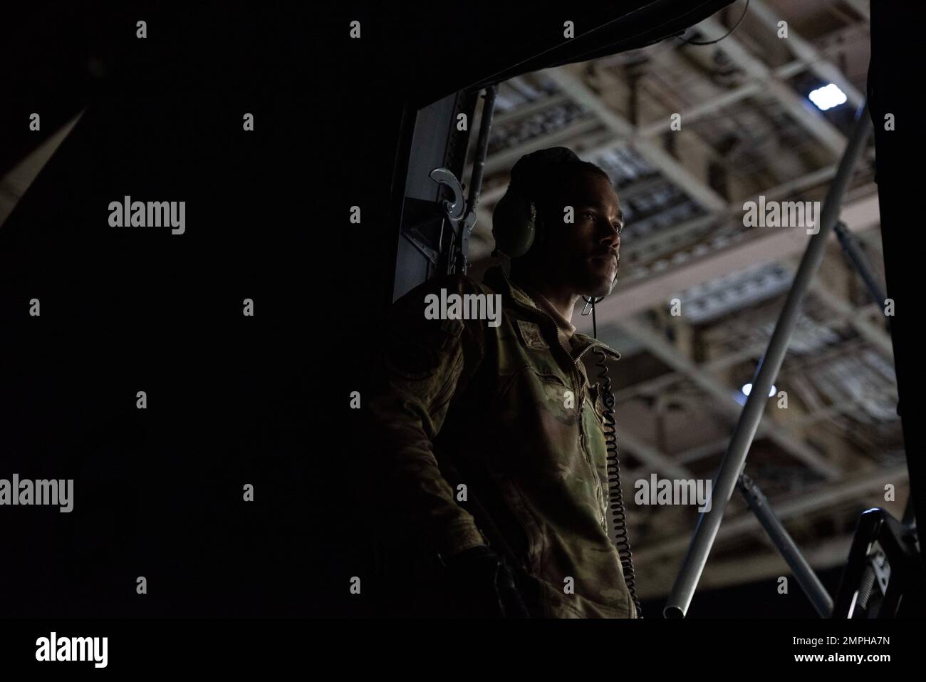 STATI UNITI Air Force Senior Airman Resean Thomas, 60th Aircraft Maintenance Squadron capo equipaggio volante, guarda fuori un C-5C Super Galaxy durante lo scarico di superficie acqua e Ocean Topography satellite a Vandenberg Space Force base, California, 16 ottobre 2022. I capi dell'equipaggio di volo AMXS 60th hanno qualifiche speciali per mantenere le capacità C-5C richieste per la missione internazionale. Foto Stock