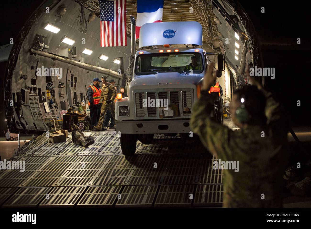 STATI UNITI Adrian Diaz, a destra, 22nd Airlift Squadron loadmaster, marshalls un camion NASA fuori da un C-5C Super Galaxy durante un offload di attrezzature spaziali alla Vandenberg Space Force base, California, 16 ottobre 2022. Il trasferimento è stato a sostegno del satellite internazionale come parte della missione Surface Water and Ocean Topography per il rilevamento di quasi tutta l’acqua sulla superficie terrestre. Foto Stock