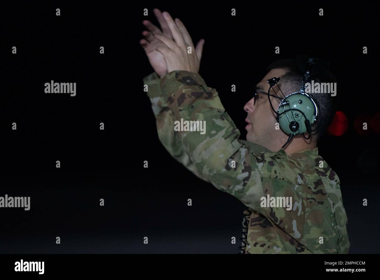 STATI UNITI Adrian Diaz, 22nd Airlift Squadron loadmaster, scaccia un camion NASA fuori da un C-5C Super Galaxy durante un offload di attrezzature spaziali alla Vandenberg Space Force base, California, 16 ottobre 2022. Il trasferimento è stato a sostegno del satellite internazionale come parte della missione Surface Water and Ocean Topography per il rilevamento di quasi tutta l’acqua sulla superficie terrestre. Foto Stock