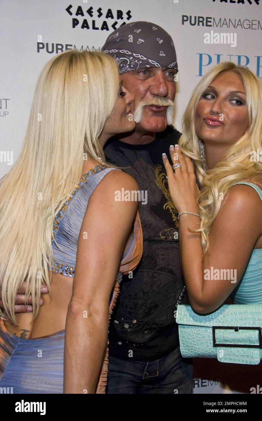 La bionda Bombshell Brooke Hogan si posa sul tappeto rosso per celebrare il suo 21st° compleanno al PURE Nightclub. La cantante e la stella della realtà celebrata insieme al fratello Nick e padre Hulk Hogan e la sua ragazza Jennifer McDaniel dentro NIGHTCLUB PURO al Caesars Palace con una soirŽe notturna. Brillando sotto i riflettori, la bellezza bionda ha festeggiato il suo anno di pietra miliare al palazzo numero uno della festa di nationÕs mentre danzava tutta la notte in PURO stile Las Vegas. Las Vegas, NV 5/5/09 Foto Stock