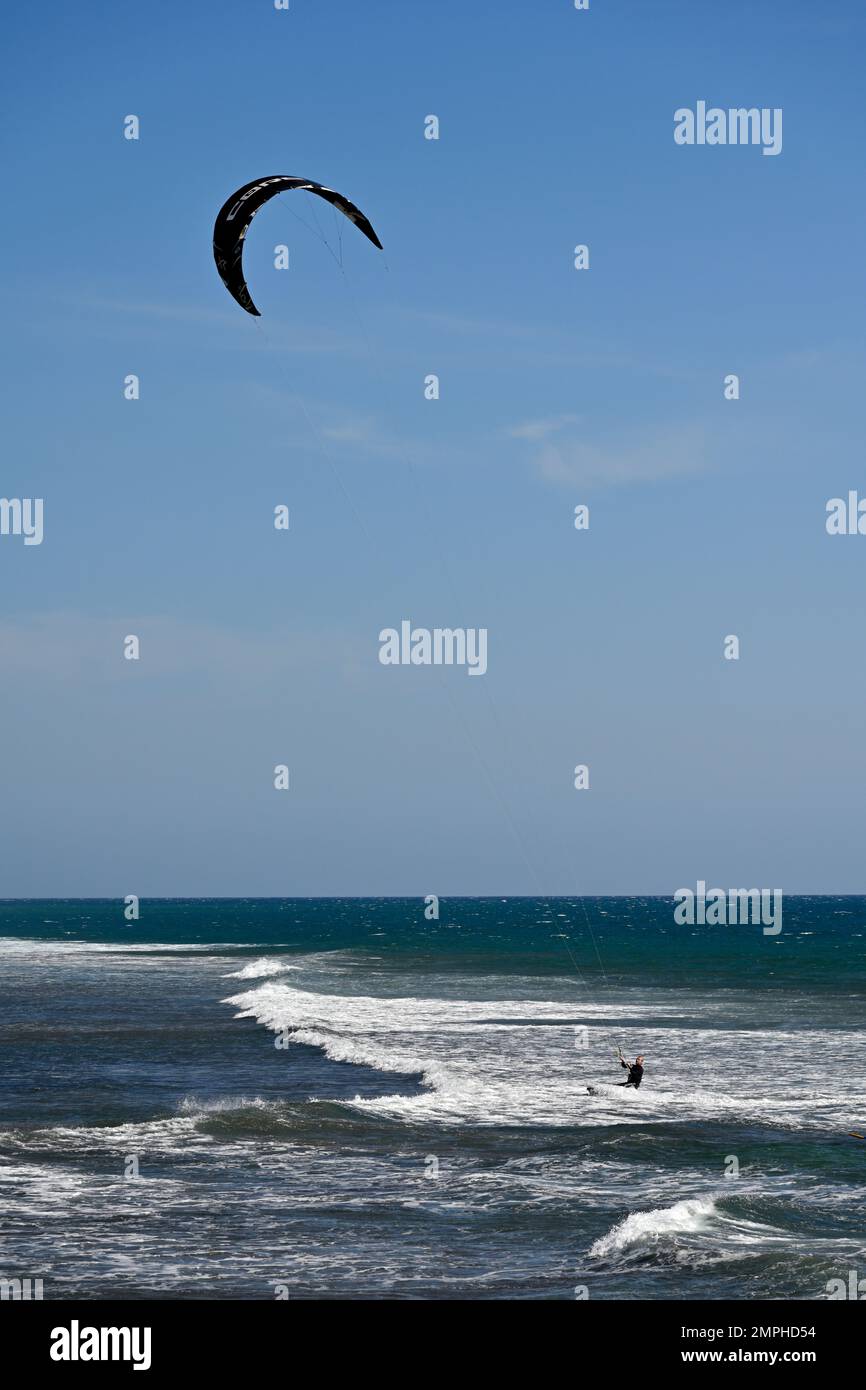 Kite surfista in onde al largo della spiaggia di Maspalomas, Gran Canaria Foto Stock