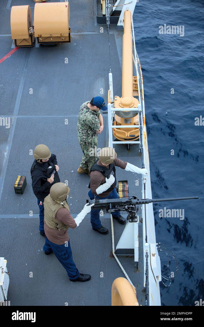 STATI UNITI Il personale della Guardia di costa Cutter Bertholf (WMSL 750) spara ordinanze da un fucile calibro 50 durante le operazioni di applicazione della legge nell'Oceano Pacifico orientale, 18 ottobre 2022. Bertholf è uno dei quattro tagliatori di sicurezza nazionali di classe Legend da 418 piedi che si trovano in Alameda e che possono essere implementati in tutto il mondo. I tagliatori della sicurezza nazionale si attivano regolarmente su pattuglie mensili per sostenere le operazioni anti-narcotiche, le missioni umanitarie, la sicurezza nazionale, l’applicazione della pesca nazionale e gli sforzi internazionali per contrastare la pesca illegale, non regolamentata e non dichiarata. Foto Stock