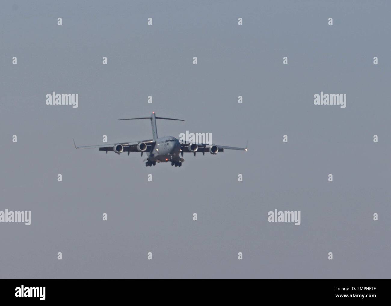 Un aereo C-17 Globemaster III della 62d Airlift Wing, Joint base Lewis-McChord, Washington, si prepara ad atterrare a Gowen Field, Boise, Idaho, 20 ottobre 2022. L'AW del 62d ha tenuto il suo esercizio di preparazione semestrale, Exercise Rainier War 22B dal 6 al 22 ottobre. Foto Stock