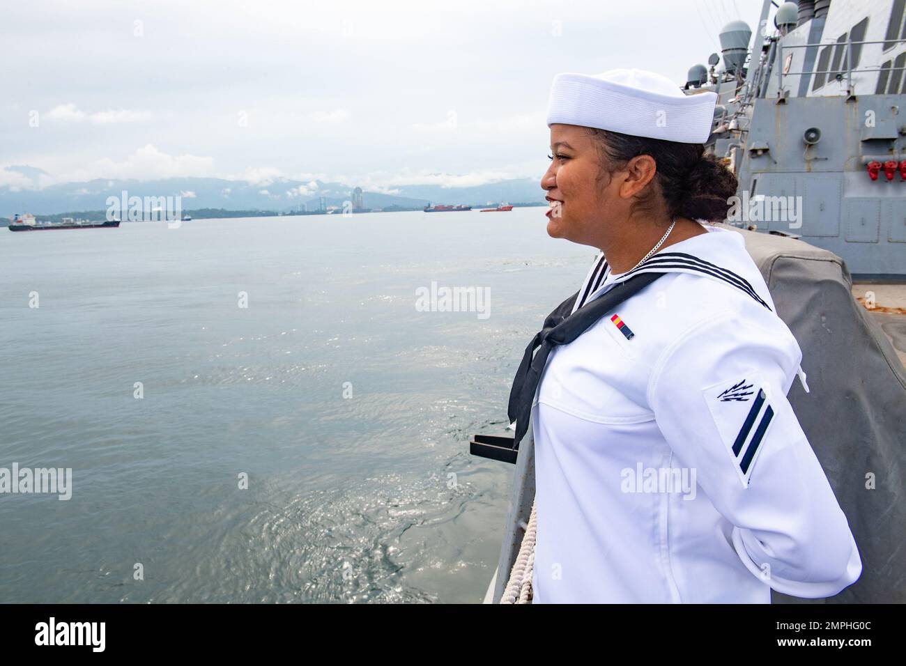 KOTA KINABALU, Malesia (21 ottobre 2022) Information Systems Technician Seaman Jessenia Clark, di Snellville, Georgia, si occupa delle rotaie mentre la nave si prepara a entrare a Kota Kinabalu, Malesia, per una visita al porto programmata, 21 ottobre. Milius è assegnato al Comandante, Task Force 71/Destroyer Squadron (DESRON) 15, il più grande DESRON schierato in avanti della Marina e la principale forza di superficie della flotta degli Stati Uniti 7th. Foto Stock