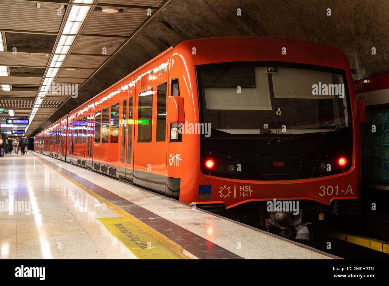 Treno della metropolitana Orange alla stazione della metropolitana Rautatientori a Helsinki, Finlandia Foto Stock